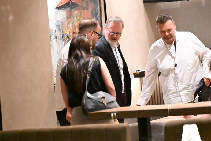 Petr Fiala se hned u stolu pustil do debaty s ostatními členy skupiny.