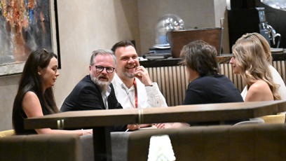 FOTO: Premiér s chotí a přáteli si užívali zasloužený moment klidu uprostřed nabitého programu.
