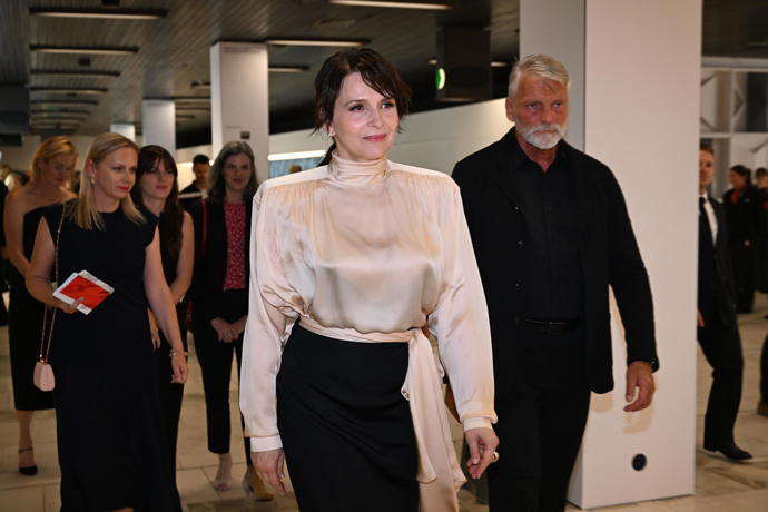 Juliette Binoche převezme ve Varech cenu.
