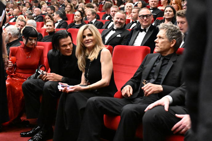 Kevin Bacon působil mírně nervózně.