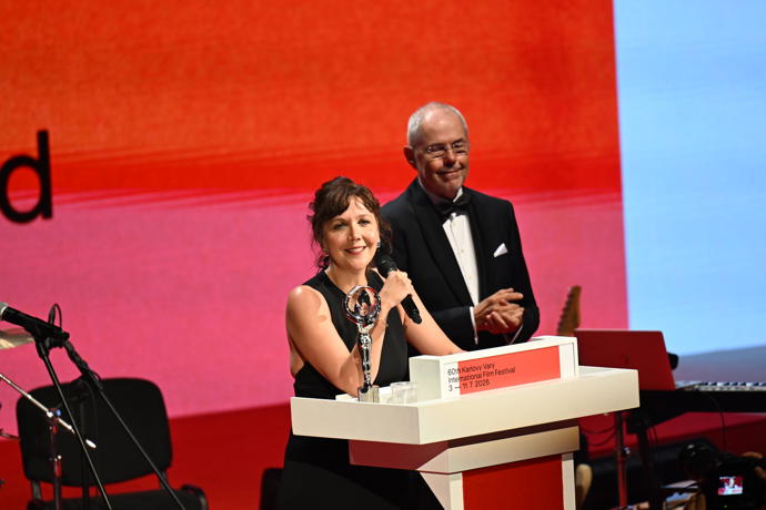 Maggie Gyllenhaal promluvila k publiku.