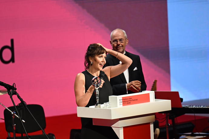 Maggie Gyllenhaal promluvila k publiku.