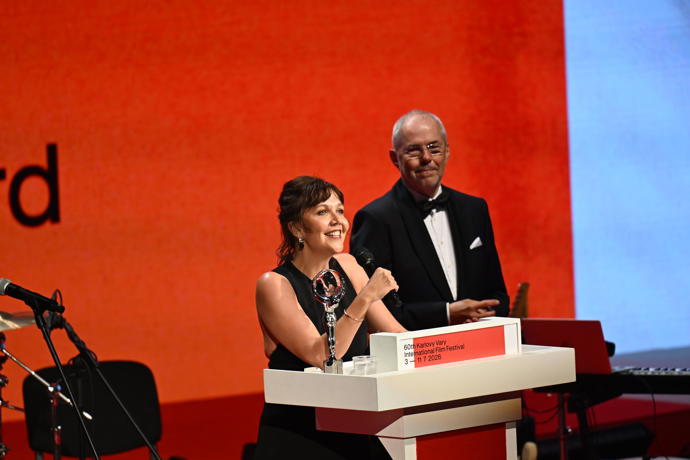Maggie Gyllenhaal promluvila k publiku.