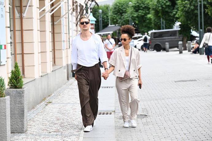 Zpěvák Ondřej Ruml s partnerkou Lindou Fernandez Saez na kolonádě.