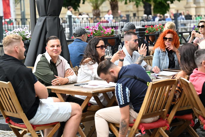Celebrity na kolonádě.