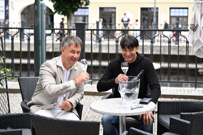 Celebrity si užívají pohodu na kolonádě.