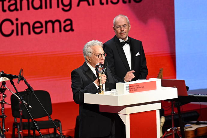 Americký herec Dustin Hoffman promluvil k lidem v sále.
