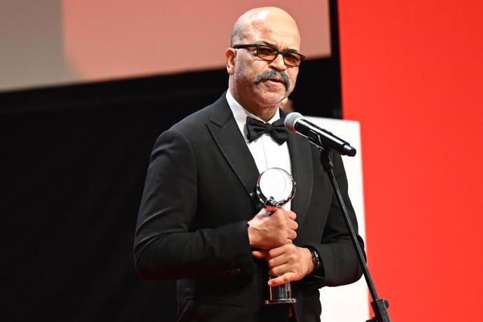 Jeffrey Wright promluvil k lidem v sále.