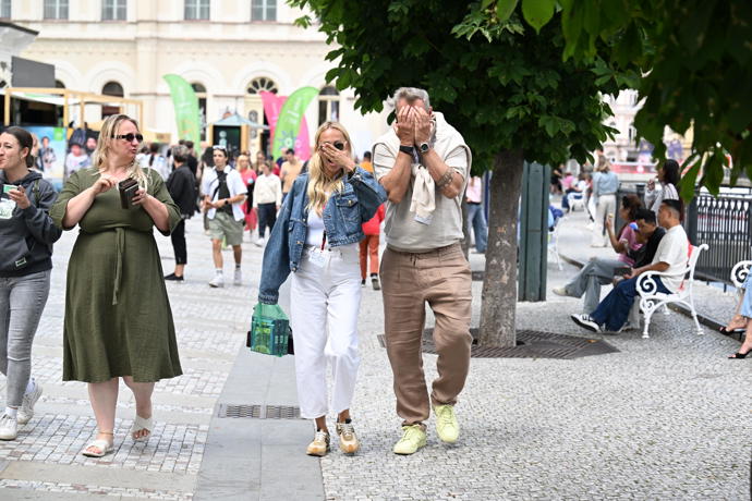 Ondřej Novotný s manželkou si dělali legraci a schovávali se před fotografy. 