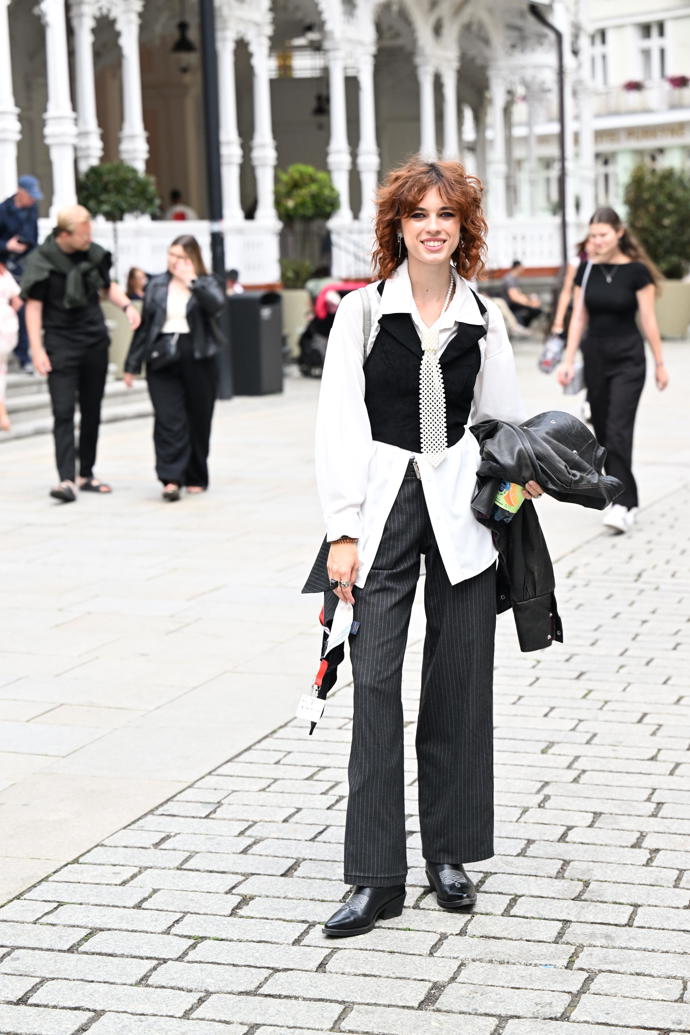 Skutečnou hvězdou kolonády byla, co se módy týče, dcera Jiřího Dvořáka a Barbory Munzarové Anna Dvořáková. Je poznat, že trendy a styling má v malíčku.