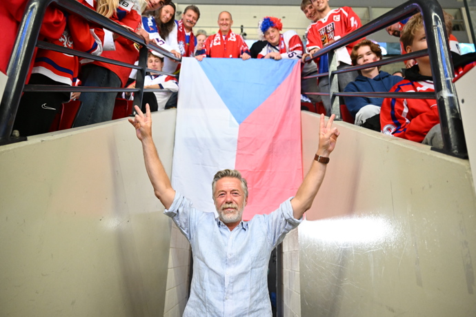 Jiří nezapomněl zapózovat s českou vlajkou a "fanoušky".