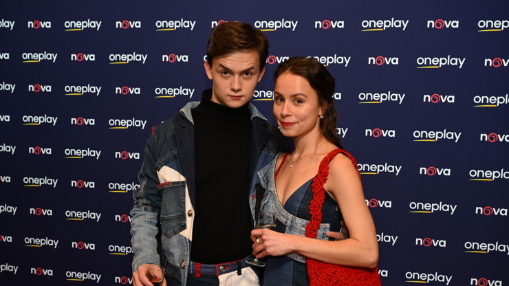 Maxmilián Kocek dorazil na premiéru série Metoda Markovič: Straka s půvabným doprovodem.