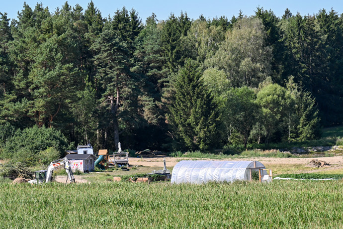 Vedle velkého fóliovníku a vyvýšených záhonů nechybí dětské hřiště se skluzavkou ani bagr připravený na další úpravy.