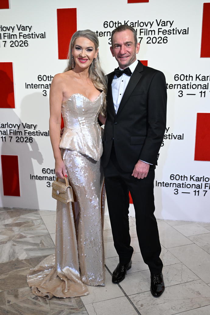 Lenka Graf s partnerem na červeném koberci.