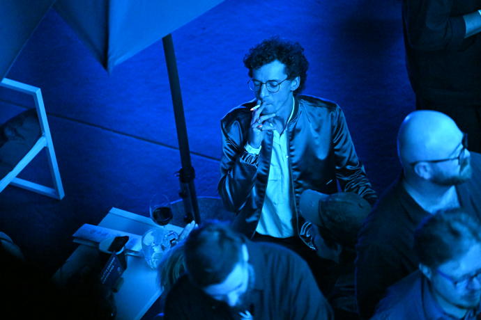 Jan Cina s cigaretou.