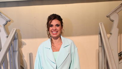 FOTO: Denisa Pfauserová pózuje v mentolovém kompletu širokých kalhot a saka.