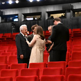 Dustin Hoffman dorazil do Varů po boku milované ženy.