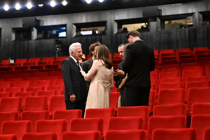 Dustin Hoffman dorazil do Varů po boku milované ženy.