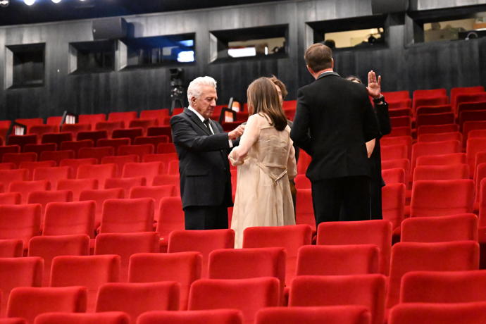 Dustin Hoffman jako vzorný manžel upravoval své ženě šaty.