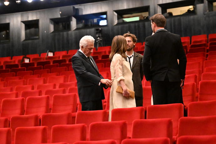 Dustin Hoffman jako vzorný manžel upravoval své ženě šaty.