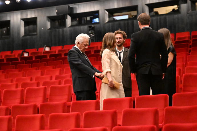 Dustin Hoffman své ženě upravil róbu.