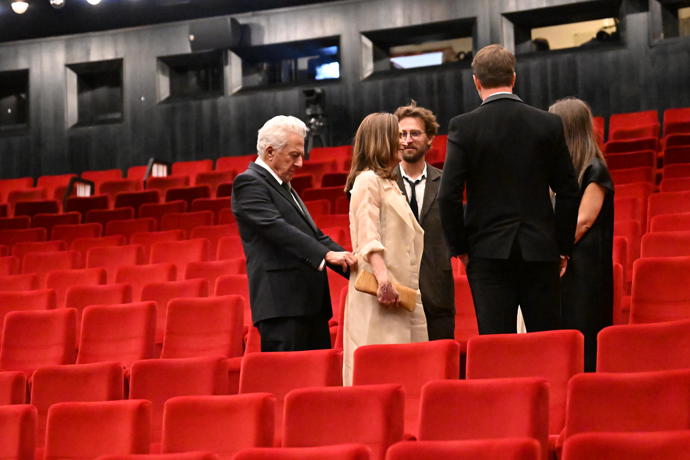 Dustin Hoffman jako vzorný manžel upravoval své ženě šaty.