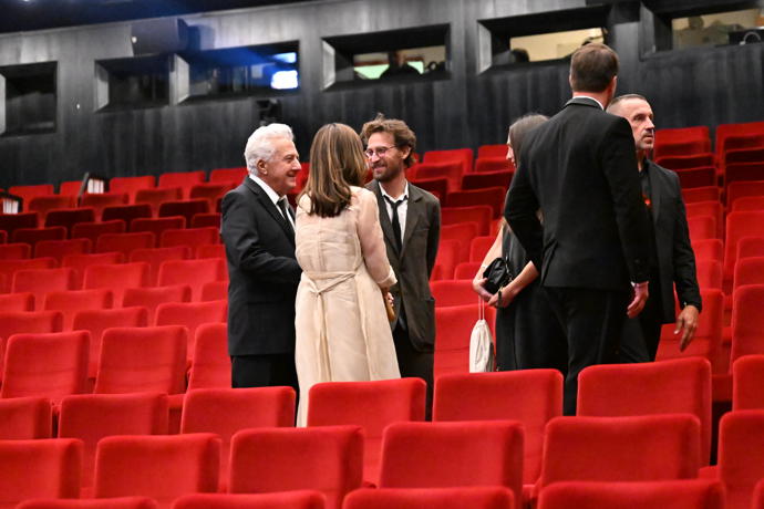 Dustin Hoffman jako vzorný manžel upravoval své ženě šaty.
