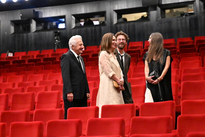 Dustin Hoffman jako vzorný manžel upravoval své ženě šaty.