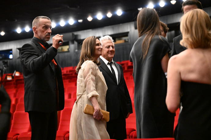Dustin Hoffman jako vzorný manžel upravoval své ženě šaty.