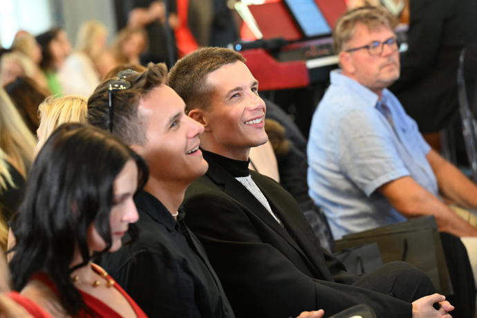 Daniel Krejčík na přehlídku nedorazil sám.