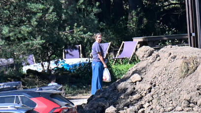 FOTO: Radana Kotková v ležérním outfitu nesla nákup přímo kolem obří hromady zeminy z terénních úprav.