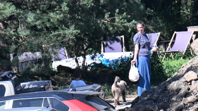 FOTO: Radana Kotková s nákupem, Hubertem a pejskem.