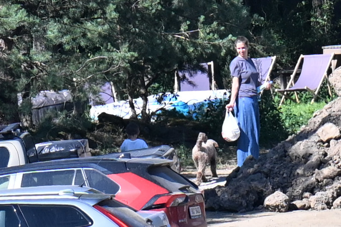 Radana Kotková s nákupem, Hubertem a pejskem.