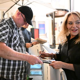 Dagmar Havlová se podepisovala fanouškům.