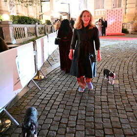 Dagmar Havlová vyrazila na večerní procházku s pejsky.