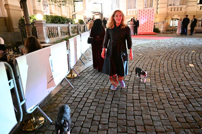 Dagmar Havlová vyrazila na večerní procházku s pejsky.