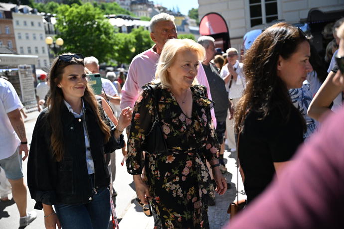Herečka Magda Vašáryová vyrazila na procházku po kolonádě.