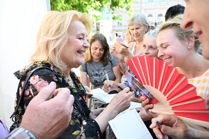 Herečka Magda Vašáryová se podepisovala fanouškům.