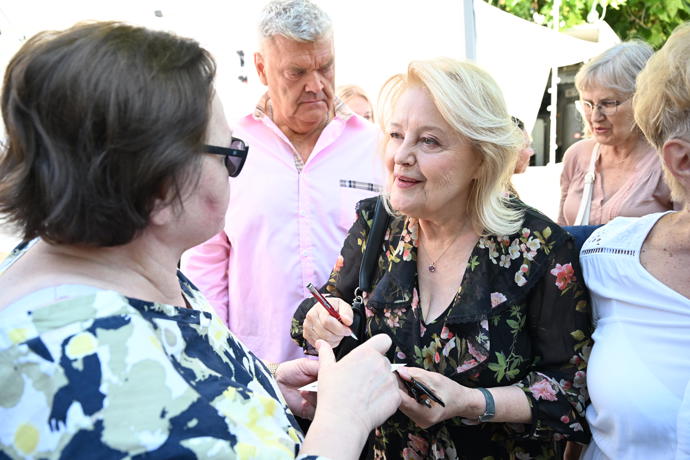 Herečka Magda Vašáryová s fanoušky.