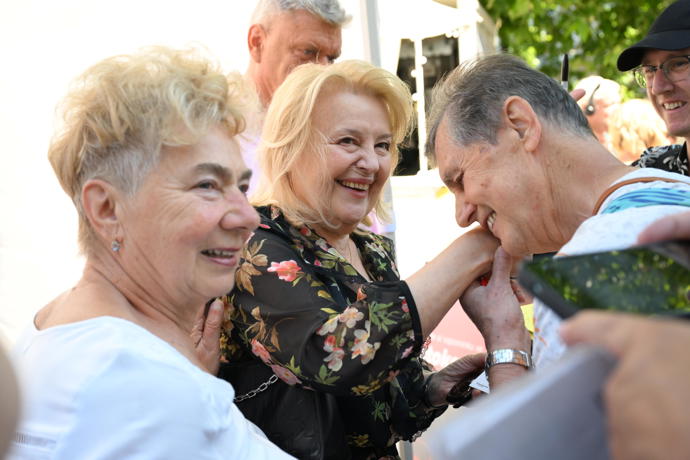 Herečka Magda Vašáryová dostala polibek na ruku.