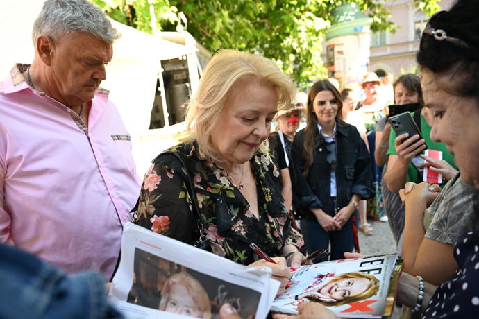 Herečka Magda Vašáryová se podepisovala fanouškům.