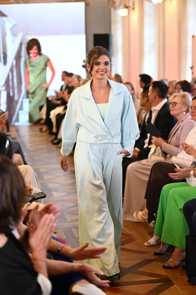Denisa se nesla s elegancí zkušené topmodelky.