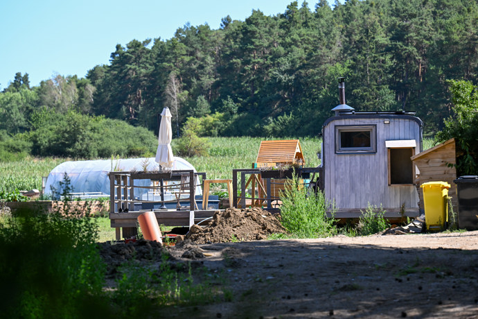 Zahrádka a maringotka, ve které rodina trávila první měsíce.