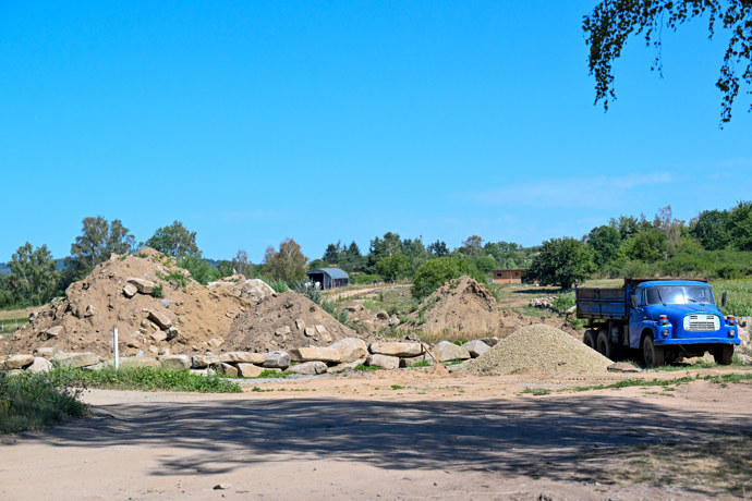 Ikonická modrá V3S pomáhá navážet štěrk a materiál na masivní terénní úpravy.