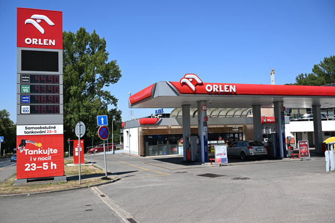 Na Orlenu řidiči za litr nafty zaplatí 44,90 Kč, benzin Natural 95 vyjde na 43,40 Kč.