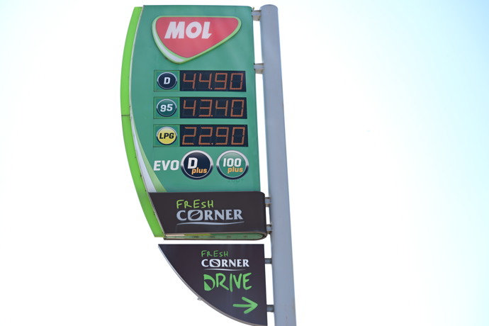 Totem sítě MOL ukazuje stejnou cenovku: 44,90 Kč za diesel a 43,40 Kč za benzin.