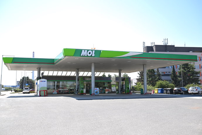 MOL zeje prázdnotou.