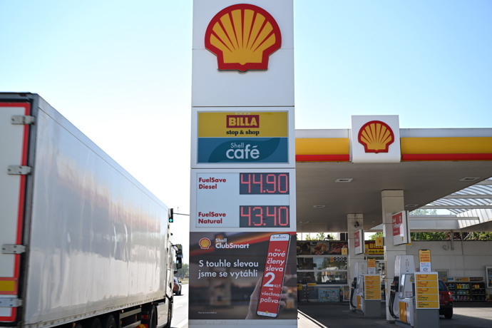 Také na Shellu se ceny drží na vysoké úrovni – nafta stojí 44,90 Kč/l a benzin 43,40 Kč/l.