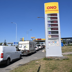U nízkonákladové sítě ONO se tvoří kolony: Nafta tu stojí 42,50 Kč a benzin 40,50 Kč za litr.