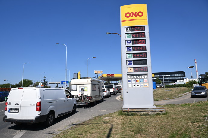 U nízkonákladové sítě ONO se tvoří kolony: Nafta tu stojí 42,50 Kč a benzin 40,50 Kč za litr.